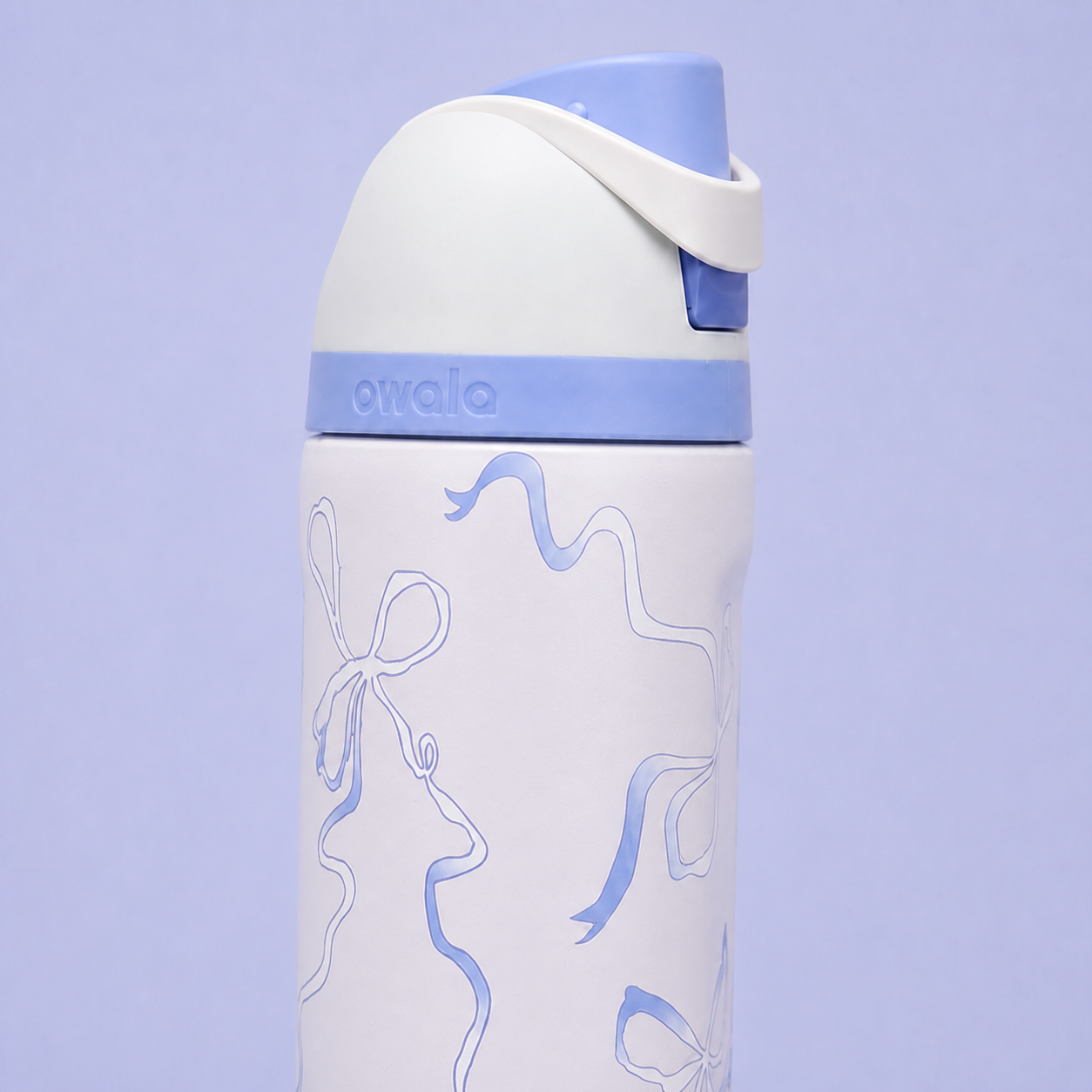 Owala FreeSip 710ml Blue Ribbons design detail