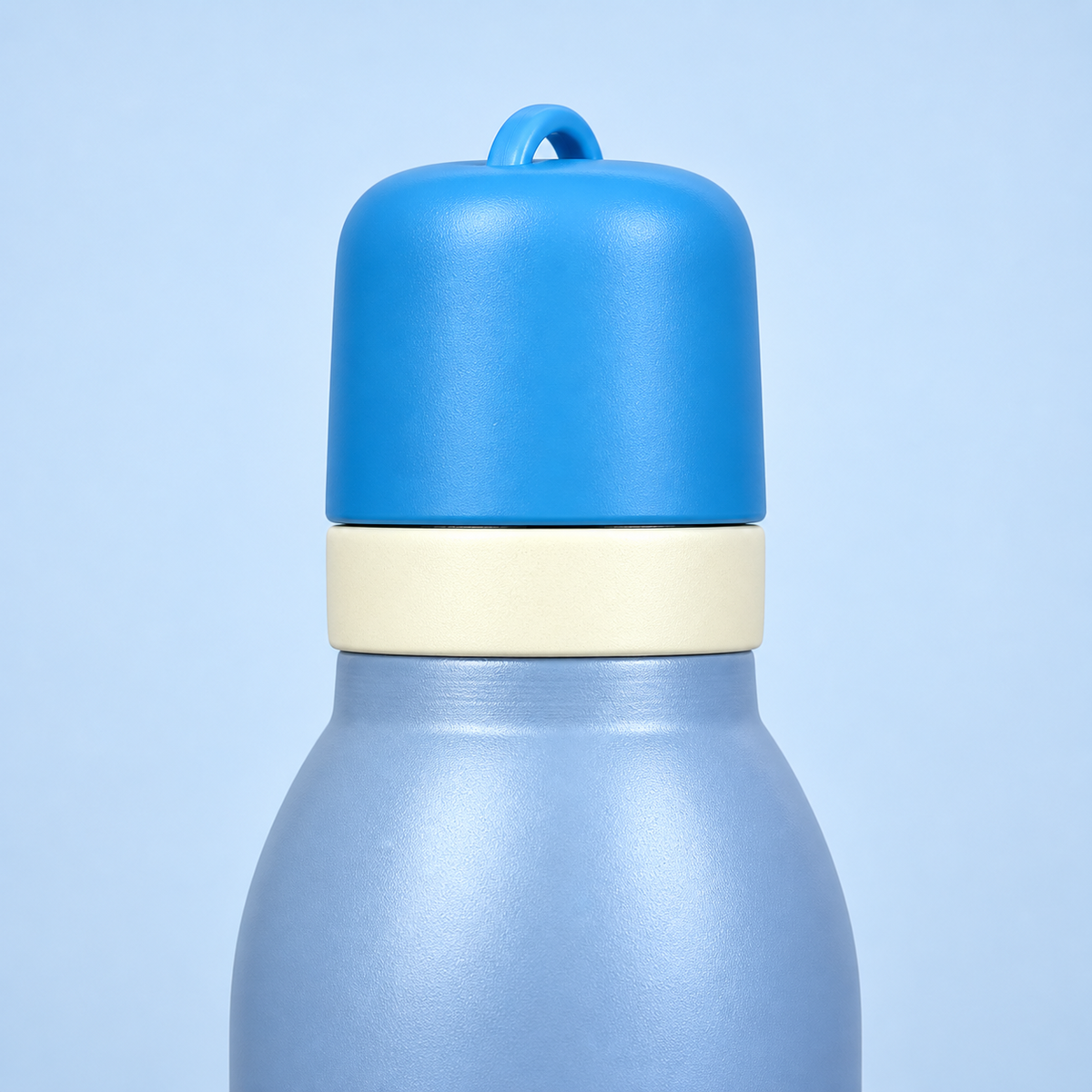 Owala FreeSip 550ml Blue bottle lid close-up