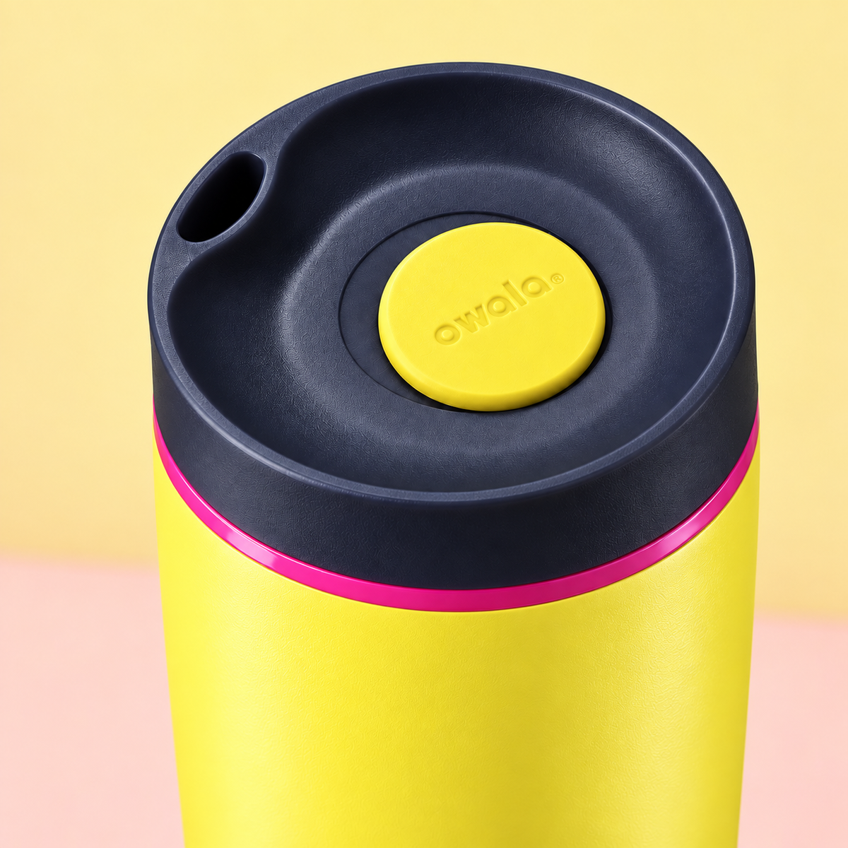 Owala SmoothSip Slider 590ml Yellow navy lid detail